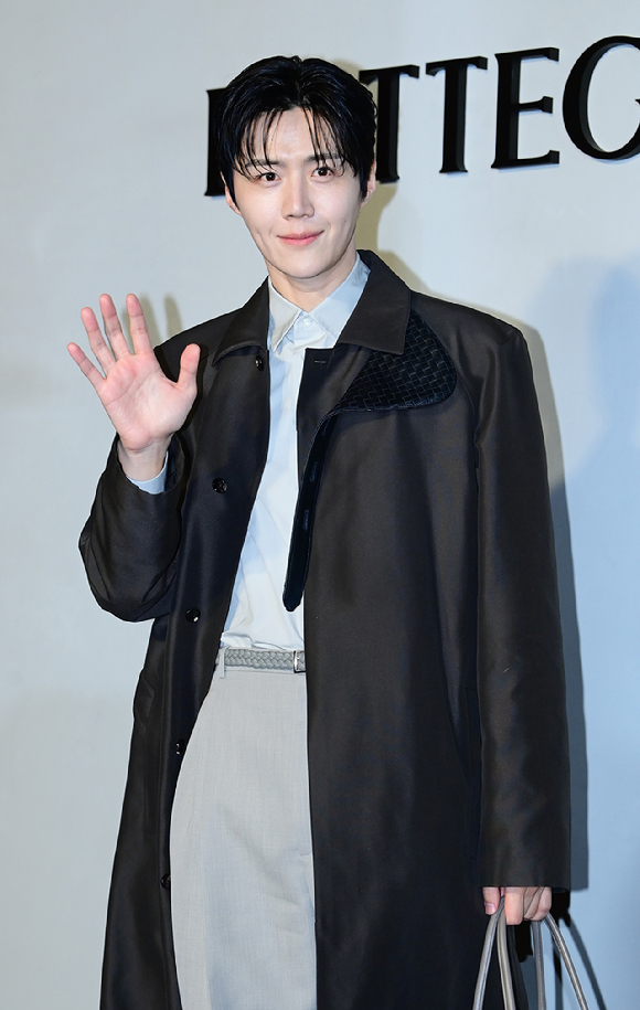 배우 김선호가 28일 오후 서울 성동구 성수동 에스팩토리D동에서 열린 보테가 베네타 2026 여름 프라이빗 뷰 포토콜 행사에 참석하고 있다. [사진=정소희 기자]