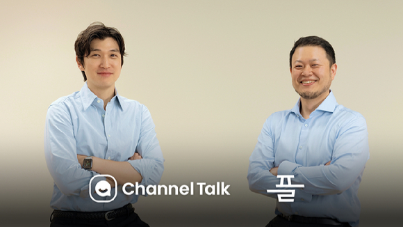 김재홍 채널코퍼레이션 최고매출책임자(왼쪽)와 김한성 플다 대표. [사진=채널코퍼레이션]