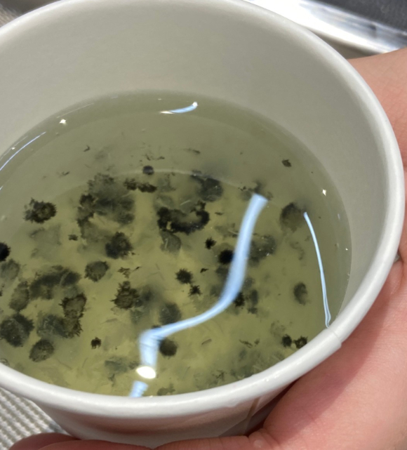  미용실 서비스 음료에 곰팡이가 피어 있었다는 사연이 온라인 커뮤니티에 퍼지면서 누리꾼들의 공분을 사고 있다. [사진=온라인 커뮤니티 '아프니까 사장이다' 캡처]