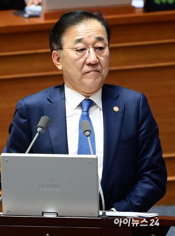 김윤덕 국토교통부 장관이 10일 오후 서울 여의도 국회에서 열린 제432회국회(임시회) 제5차 본회의 경제 분야 대정부질문에서 이만희 국민의힘 의원 질문에 답변하고 있다. [사진=정소희 기자]