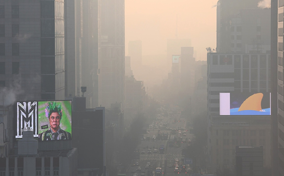 초미세먼지로 서울 종로 일대가 뿌옇다. [사진=연합뉴스]