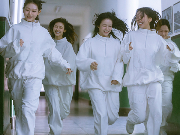 뉴진스 리믹스 앨범 관련 단체 이미지 [사진=어도어]