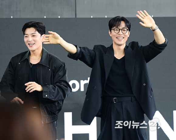 배우 전소니-이유미-장승조-이무생이 19일 오후 부산광역시 해운대구 우동 영화의 전당에서 열린 제30회 부산국제영화제(BIFF) '당신이 죽였다' 야외무대인사 행사에 참석하고 있다. [사진=정소희 기자]
