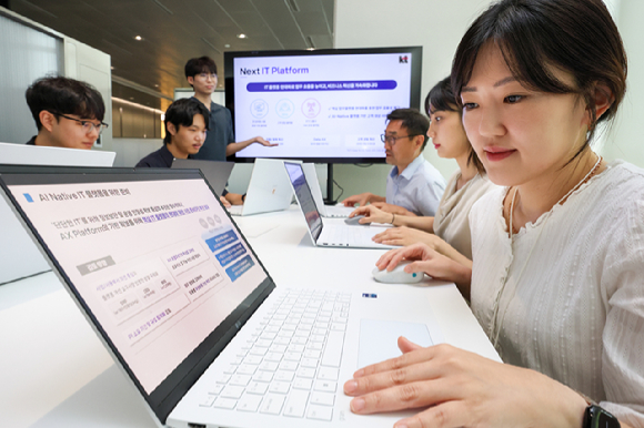 KT 직원들이 넥스트 IT 플랫폼 기반 핵심 업무 플랫폼 현대화 방향에 대해 논의하는 모습. [사진=KT]