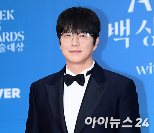 가수 성시경이 지난해 1월 6일 인도네시아 자카르타 인터내셔널 스타디움에서 열린 '제38회 골든디스크 어워즈 with 만디리'에 시상식 MC로 참석하고 있다. [사진=골든디스크 어워즈 사무국]