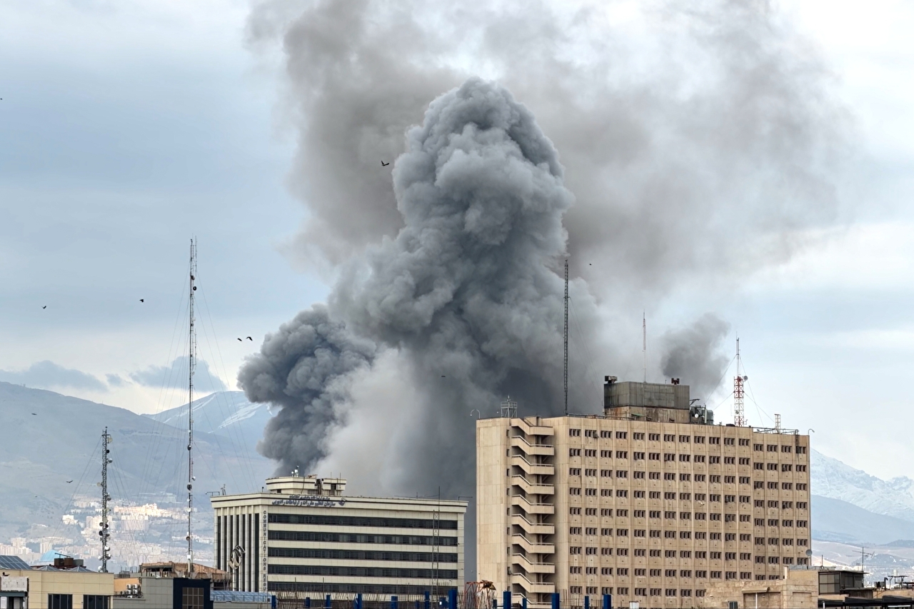 공습 당한 테헤란 시내의 연기 [사진=AP/연합뉴스]
