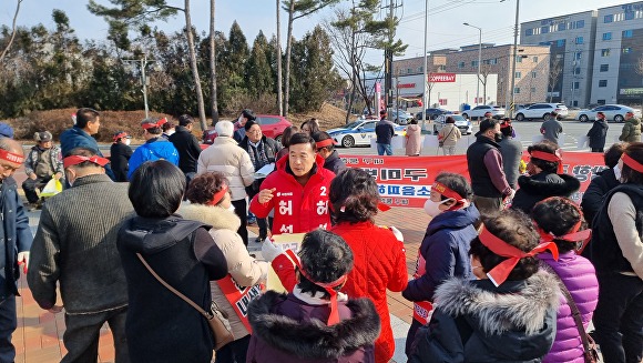 허성우 예비후보가 10일 대구경북신공항 소음 피해 구미시 비상대책위 주민들과 간담회를 갖고 있다. [사진=허성우 예비후보 사무실]