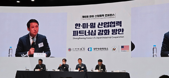 &lsquo;제6회 한미 산업협력 콘퍼런스&rsquo;에서 패널들이 '한미일 AI 벤처 생태계 및 AI 인프라 협력 방안'이라는 주제로 토론하고 있다. 왼쪽부터 권석준 성균관대학교 화학공학부 교수, 이세영 생성AI스타트업협회 협회장(뤼튼테크놀로지스 대표), 김광석 한국경제산업연구원 경제연구실장, 안홍준 한국인공지능&middot;소프트웨어산업협회 AI산업본부장. 영상 속 인물은 하부카 히로키(Habuka Hiroki) 전략국제문제연구소(CSIS) 수석연구원. [사진=대한상의]