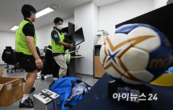 대한체육회 산하 9개 종목 단체 관계자들이 8일 서울 송파구 올림픽공원 핸드볼 경기장에 진입해 장비 및 행정 자료 PC 반출을 하고 있다. 6&middot;3 지방선거 당시 개표소로 사용된 올림픽공원 핸드볼 경기장은 석 달째 봉쇄 시위가 이어져 경기장에 입주한 9개 종목 단체 업무에 차질을 빚었다. [사진=사진공동취재단 ]