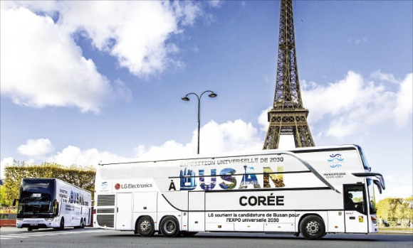 LG가 운영하는 '2030 부산엑스포' 홍보 버스가 프랑스 파리 에펠탑 앞을 지나는 모습. [사진=LG전자]