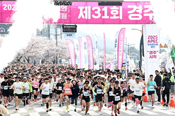 지난 6일 경주보문관광단지에서 '제31회 경주벚꽃마라톤대회'가 열리고 있다. [사진=경주시청]