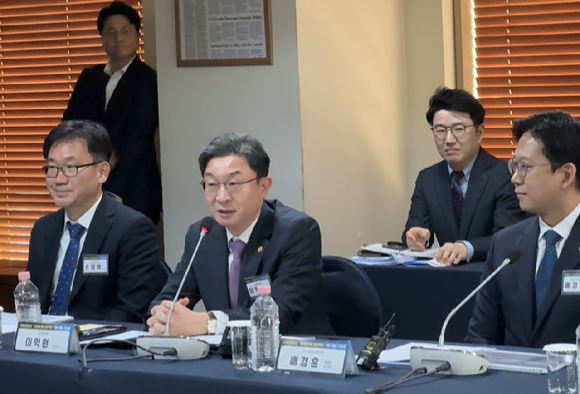 이억원 금융위원장(가운데)이 17일 서울 중구 프레스센터에서 열린 'K-엔비디아 육성 프로젝트' 추진을 위한 민관 합동 간담회에서 발언하고 있다. [사진=임우섭 기자]