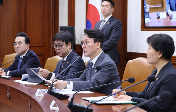 김민석 국무총리가 13일 서울 종로구 정부서울청사에서 열린 비상경제본부회의에서 발언하고 있다. [사진=연합뉴스]