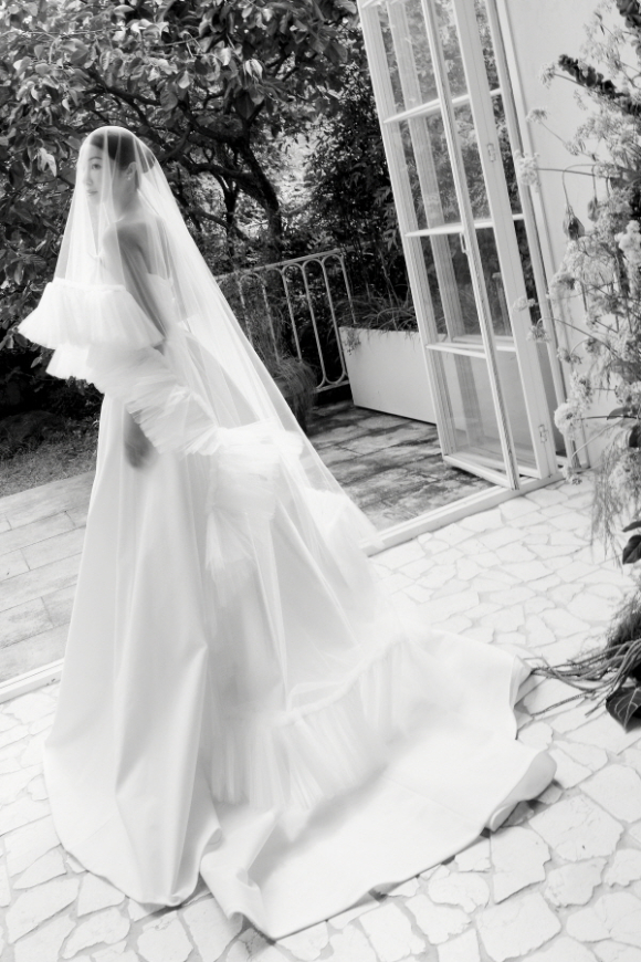 배우 김옥빈이 11월 16일 결혼을 앞두고 웨딩화보를 공개했다. [사진=고스트스튜디오]