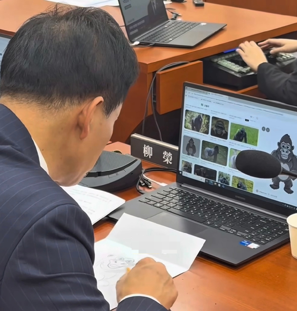 국회 국정감사 도중 유영하 국민의힘 의원이 노트북을 보며 고릴라 그림을 그리고 있다. [사진=유튜브 @미디어몽구]