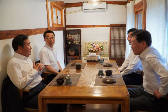 (왼쪽부터 시계방향) 이낙연 전 더불어민주당 대표와 윤영찬 민주당 의원, 김영진 민주당 당대표 정무조정실장, 이재명 민주당 대표가 지난달 말 서울 종로구 한 음식점에서 만나 담소를 나누고 있다. [사진=더불어민주당]