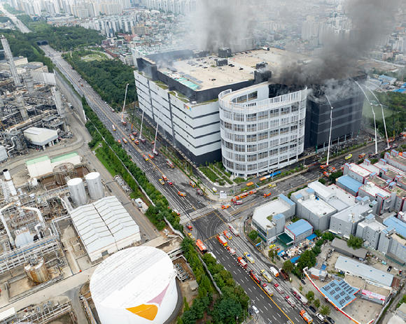 19일 이틀째 화재가 이어지고 있는 인천 서해구 석남동 쿠팡32물류센터에서 연기가 뿜어져 나오고 있다. [사진=연합뉴스]