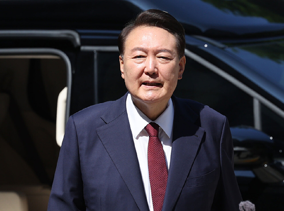 윤석열 전 대통령이 23일 서울 서초구 서울중앙지방법원에서 열린 내란 우두머리 혐의·직권남용 권리행사 방해 혐의 사건 8차 공판에 출석하고 있다. [사진=사진공동취재단]