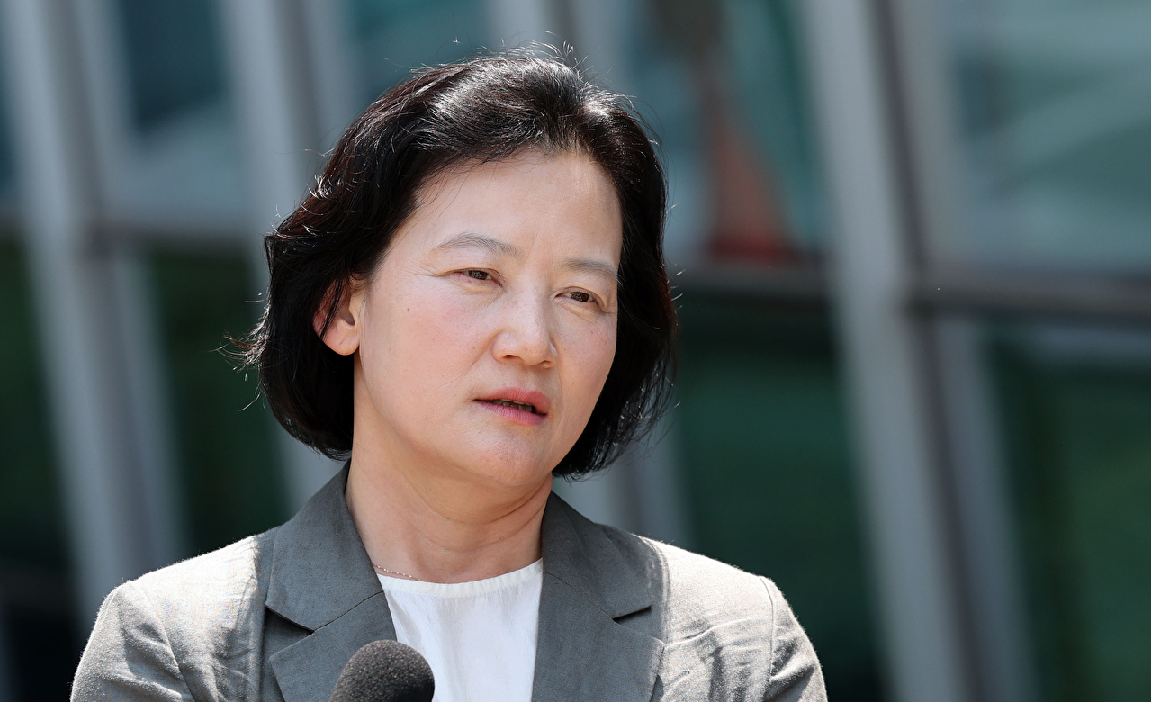 법무부 인사에서 고검 검사급 보직으로 사실상 강등된 정유미 검사장(대전고검 검사)이 11일 서울 서초구 서울행정법원에서 열린 인사명령처분취소 1심 판결선고기일에 출석한 뒤 밖으로 나서며 취재진 질문에 답하고 있다. 이날 서울행정법원은 정 검사장이 법무부 장관을 상대로 낸 인사명령 처분 취소 소송을 원고 승소로 판결했다. 정 검사장은 수사&middot;기소권 분리, 검찰청 폐지 등 현 정부의 검찰개혁 현안은 물론 대장동 항소 포기 사건과 같은 주요 사안마다 비판적 목소리를 내왔다. 2026.6.11 [사진=연합뉴스]