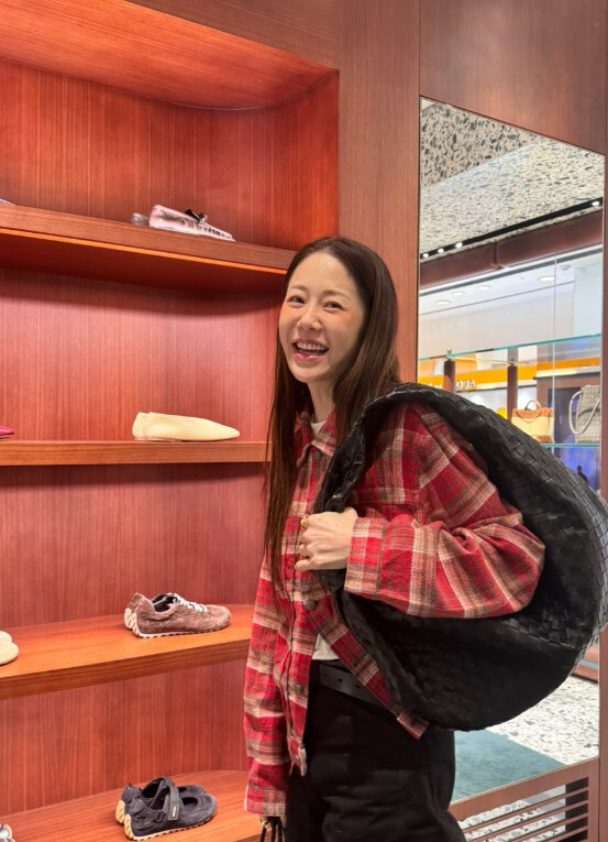 고현정, '레드 체크 셔츠+블랙 빅백'으로 완성한 꾸안꾸 패션...일상룩도 예뻐