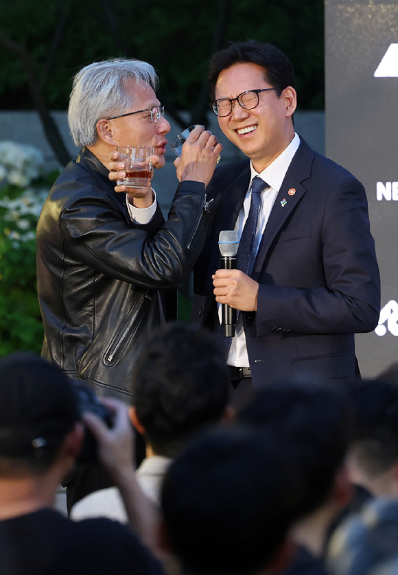 젠슨 황 엔비디아 최고경영자(CEO)가 8일 서울 중구 신라호텔에서 열린 '엔비디아 코리아 AI 에코시스템 리셉션'에서 배경훈 부총리 겸 과학기술정보통신부 장관과 러브샷을 하고 있다. [사진=정소희 기자]