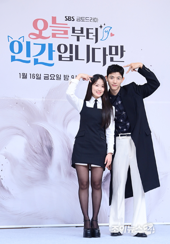 배우 김혜윤과 로몬이 16일 오후 서울 목동 SBS에서 열린 SBS 새 금토드라마 '오늘부터 인간입니다만' 제작발표회에 참석하고 있다. [사진=정소희 기자]