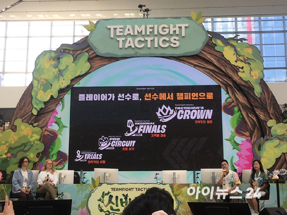 (좌측부터) 아만다 잭슨 TFT 소셜 미디어 리드 겸 '신비의 숲' 커뮤니티 리드, 브리짓 브레넌 TFT 크리에이티브 프로덕션 총괄, 김준우 TFT 한국 퍼블리싱 리드, 정하림 TFT 커뮤니티 매니저. [사진=문영수 기자]