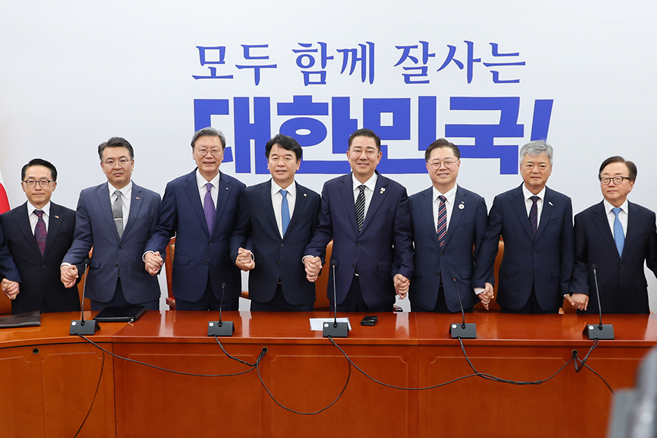 더불어민주당 김병기 당대표 직무대행 겸 원내대표와 문진석 원내운영수석부대표가 25일 서울 여의도 국회에서 경제6단체 부회장단과 면담에 앞서 기념촬영 하고 있다.왼쪽부터 이호준 한국중견기업연합회 상근부회장, 오기웅 중소기업중앙회 상근부회장, 김창범 한국경제인협회 상근부회장, 문진석 원내운영수석부대표, 김병기 원내대표, 박일준 대한상공회의소 상근부회장, 이인호 한국무역협회 상근부회장, 이동근 한국경영자총협회 상근부회장. 2025.6.25 [사진=연합뉴스]