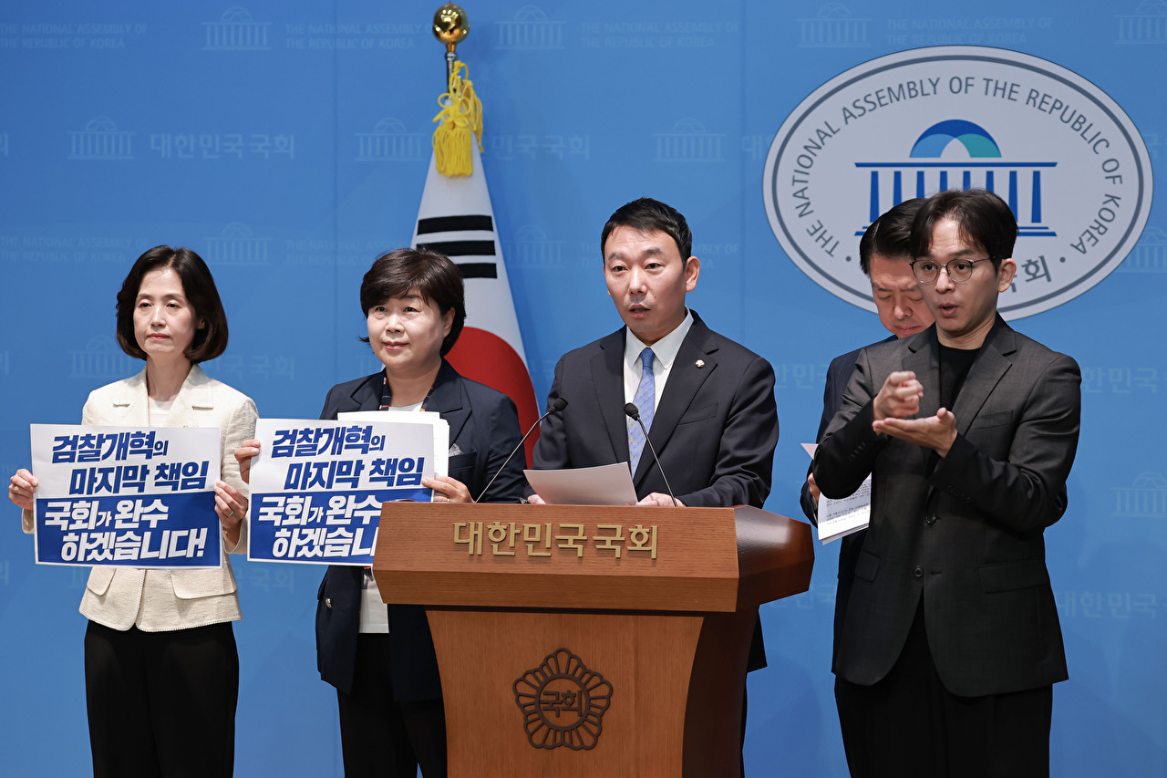추미애 법사위원장이 17일 서울 여의도 국회에서 열린 검찰개혁 관련 당 대표 긴급 기자회견에서 발언하고 있다. [사진=곽영래 기자]