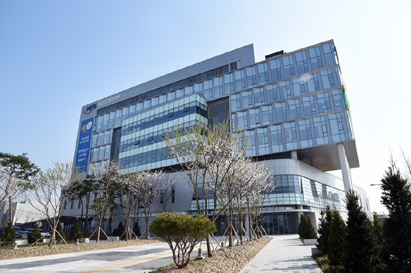 그룹 엔하이픈 희승이 지난 2024년 9월 11일 서울 한강 더 리버에서 열린 프라다 뷰티 론칭 기념 행사에 참석하고 있다. [사진=정소희 기자]