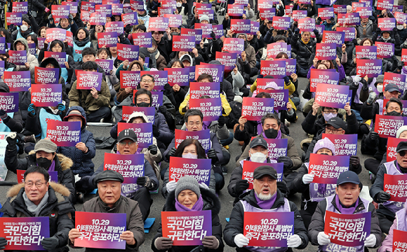 20일 오후 서울 종로구 광화문광장 인근에서 열린 10.29 이태원 참사 특별법 공포 촉구대회에서 10·29 이태원 참사 유가족협의회와 시민대책회의 및 각계 시민단체 등 참가자들이 피켓을 들고 구호를 외치고 있다. [사진=뉴시스]