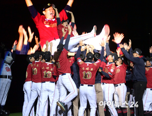 '조선의 4번 타자' 롯데 이대호의 은퇴식이 8일 부산 동래구 사직야구장에서 열린 가운데 이대호의 다양한 모습. [사진=정소희 기자]