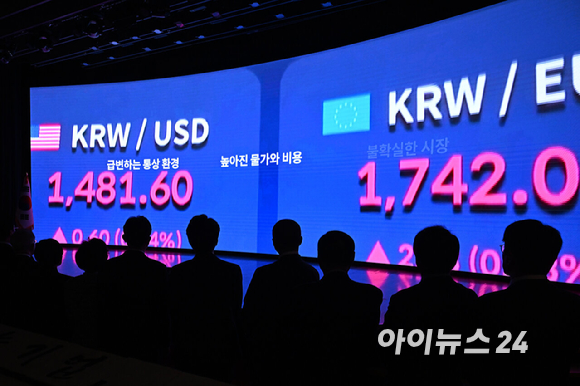 김민석(오른쪽 세 번째) 국무총리와 최태원(왼쪽 두 번째) 대한상공회의소 회장, 정청래(왼쪽) 더불어민주당 대표, 장동혁 국민의힘 대표가 2일 오후 서울 중구 대한상공회의소에서 열린 2026 경제계 신년인사회에서 떡케이크를 자르고 있다. [사진=사진공동취재단]