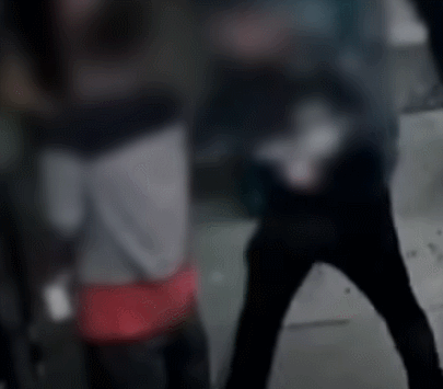 부산의 한 음식점에 흉기를 들고 왔다 체포된 60대 남성 [사진=JTBC '사건반장' 캡처]