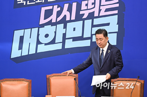김병기 더불어민주당 당대표 직무대행 겸 원내대표가 28일 오전 서울 여의도 국회에서 열린 최고위원회의에 참석하고 있다. [사진=곽영래 기자]