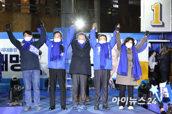 이재명 더불어민주당 대선후보가 제20대 대통령 선거 공식 선거운동이 시작된 15일 서울 강남고속버스터미널 광장에서 집중 유세 중 이낙연 총괄선대위원장, 정세균 상임고문 등과 함께 시민들에게 두 팔을 들어 인사하고 있다.m [사진=국회사진취재단]