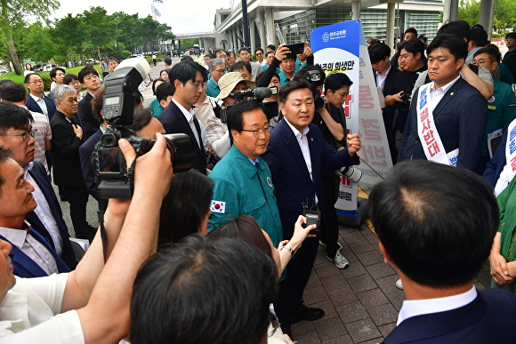 김관영 도지사가 간담회를 위해 완주군의회를 찾았지만 완주군의원들이 막아서고 있다. [사진=완주군의회 ]