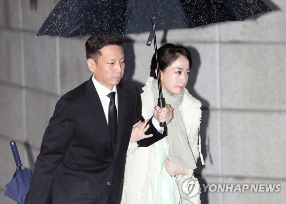 정대선 현대 비엔스앤씨 사장과 부인 노현정 전 아나운서가 고(故) 아산(峨山) 정주영 현대그룹 명예회장의 18주기 제사에 참석하기 위해 20일 서울 용산구 한남동 정몽구 현대자동차그룹 회장 자택에 들어서고 있다. 2019.3.20 [사진=연합뉴스]