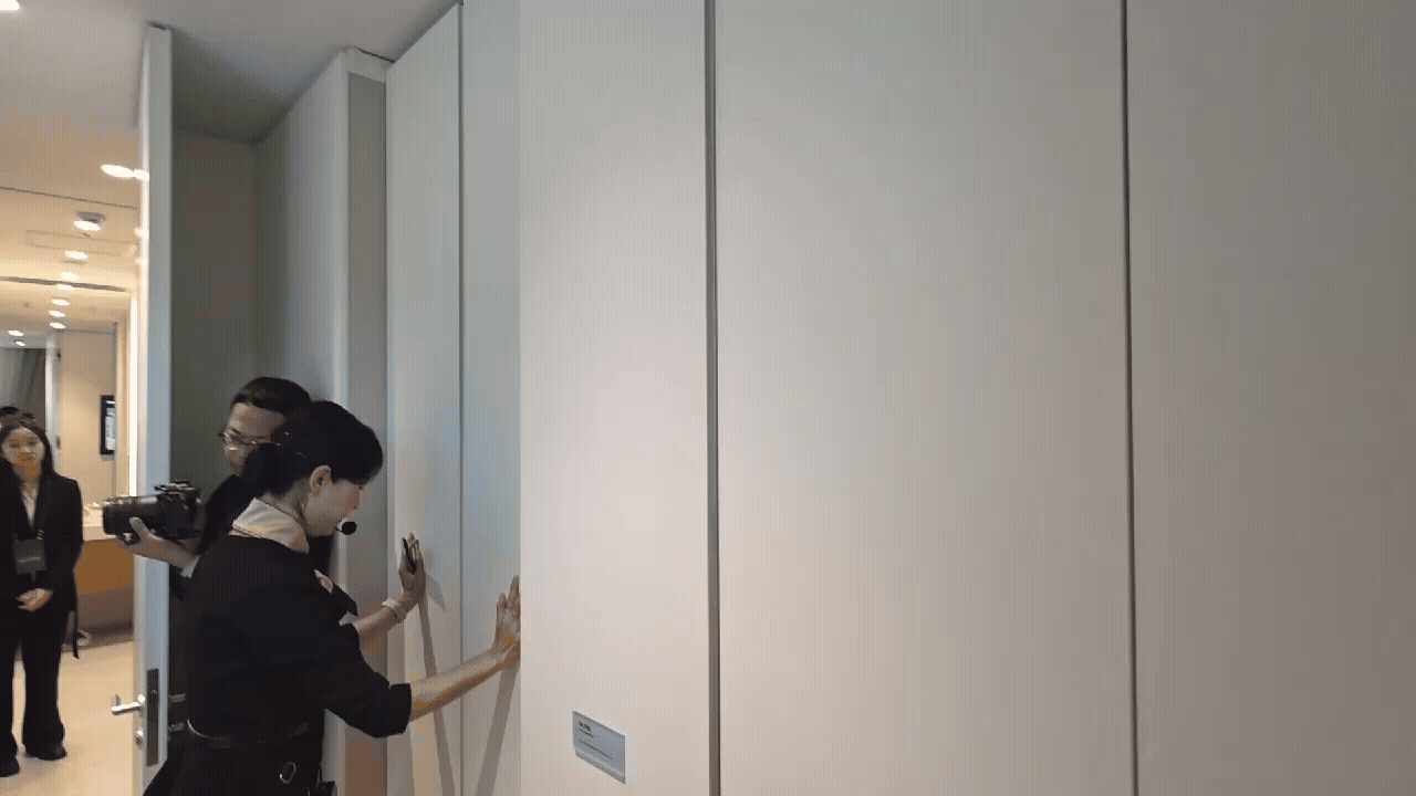 삼성물산 관계자가 '넥스트 퍼니처' 가구를 밀고 있다. [사진=이수현 기자]