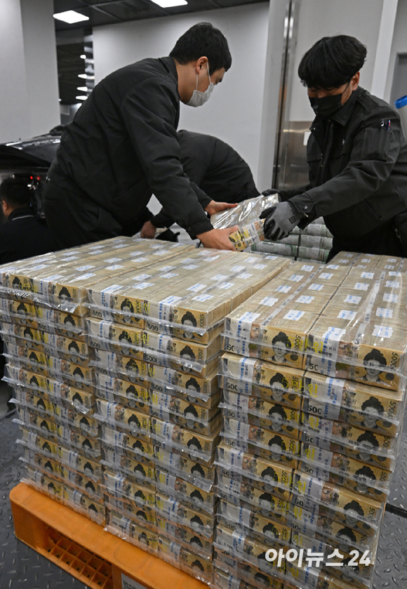 설날을 보름 앞둔 14일 서울 중구 한국은행 본점에서 한국은행 관계자들이 시중은행에 공급될 설 자금 방출 작업을 하고 있다. [사진=사진공동취재단]