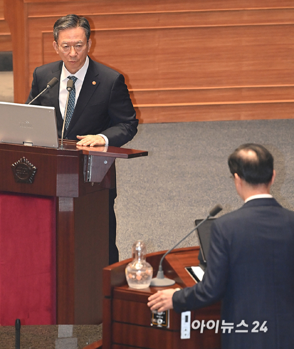 정성호 법무부 장관이 15일 서울 여의도 국회에서 열린 본회의에서 '정치' 분야 관련 대정부질문에서 더불어민주당 이해식 의원의 질의에 답변하고 있다. [사진=곽영래 기자]