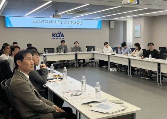 22일 한국화학산업협회에서 개최된 &lsquo;2026년 제1차 화학산업 안전대응반&rsquo; 참석자들이 안전관리 대응전략 세션을 경청하고 있다. [사진=한국화학산업협회]