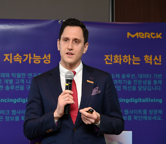 지난 24년 세미콘 코리아의 머크 미디어 간담회에 참석하여 발표하는 모습 [사진=머크]
