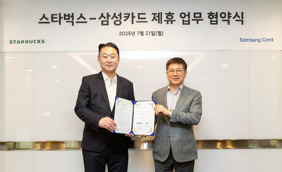 스타벅스가 삼성카드와 카드 제휴 업무협약을 체결했다. 왼쪽부터 손정현 스타벅스 코리아 대표이사, 김이태 삼성카드 사장. [사진=스타벅스]
