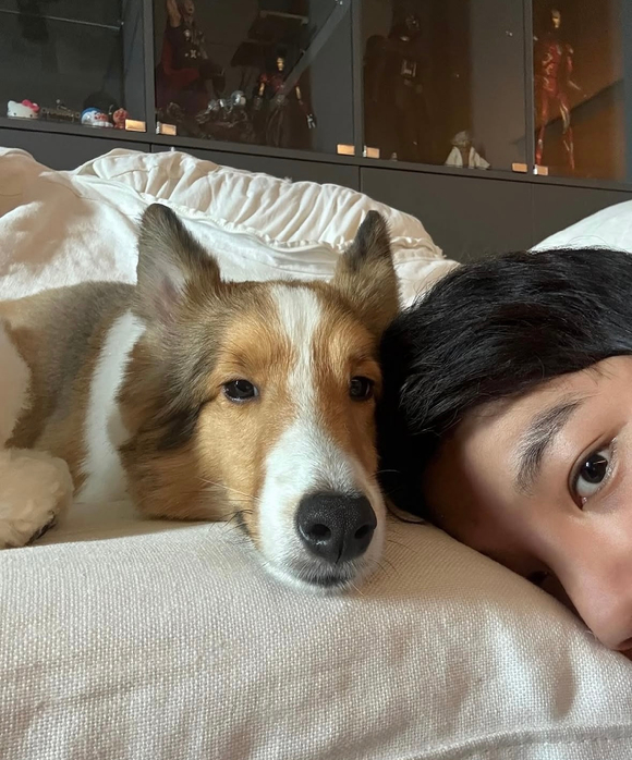 가수 정동원이 공개한 힙한 느낌의 셀카가 팬들의 눈길을 끌고 있다. 사진은 정동원이 공개한 사진. [사진=정동원 인스타그램]