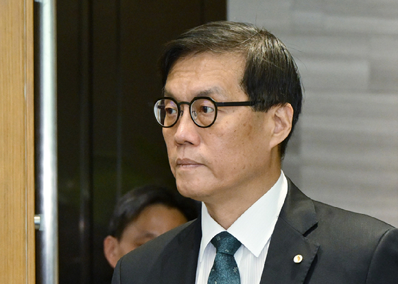 이창용 한국은행 총재가 지난달 28일 서울 중구 한국은행에서 열린 금융통화위원회에 입장하고 있다. [사진=사진공동취재단]