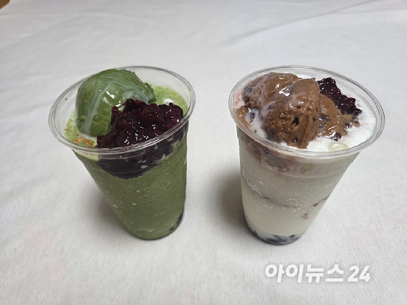 메가MGC커피의 '말차 젤라또 팥빙 파르페'(왼쪽)와 '팥빙 젤라또 파르페'. 촬영 과정에서 일부 녹아 실제 제품보다 다소 부드러워진 모습. [사진=구서윤 기자]