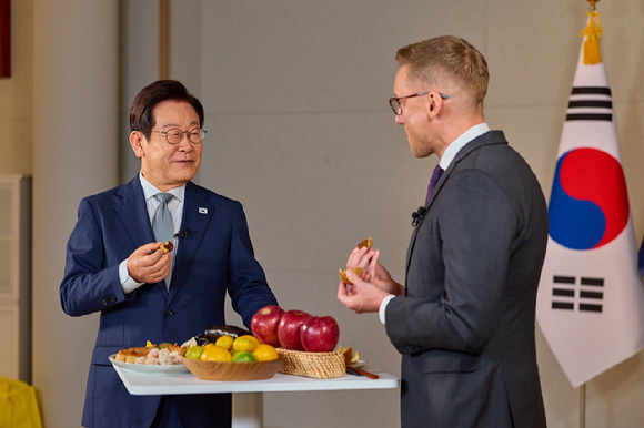  이재명 대통령이 22일 미국 CNN의 윌 리플리 기자와 K-컬쳐 관련 인터뷰를 하고 있다. 2025.10.25 [대통령실 제공] [사진=연합뉴스]