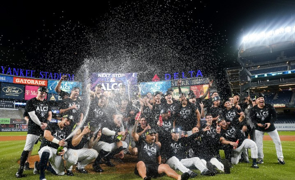 MLB 뉴욕 양키스는 19일(한국시간) 열린 클리블랜드 가디언스와 ALDS 5차전에서 5-1로 이겨 ALCS에 올라갔다. 양키스 선수들이 경기 종료 후 삼페인을 뿌리며 그라운드에서 축하 세리머니를 하고 있다. [사진=뉴시스]