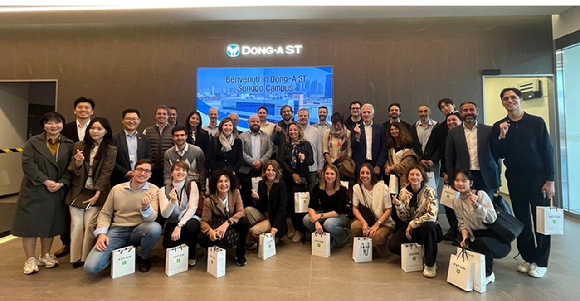 동아에스티 송도연구소에서 콘핀두스트리아 소속 대표단과 동아에스티 임직원이 기념사진을 촬영하고 있다. [사진=동아에스티 제공]